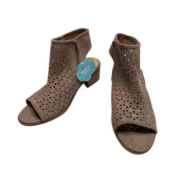 SO Womens 6M Brown Taupe Peep Toe Ankle Zip Block Heel Perforated Sandals NWT - Picture 5 of 12